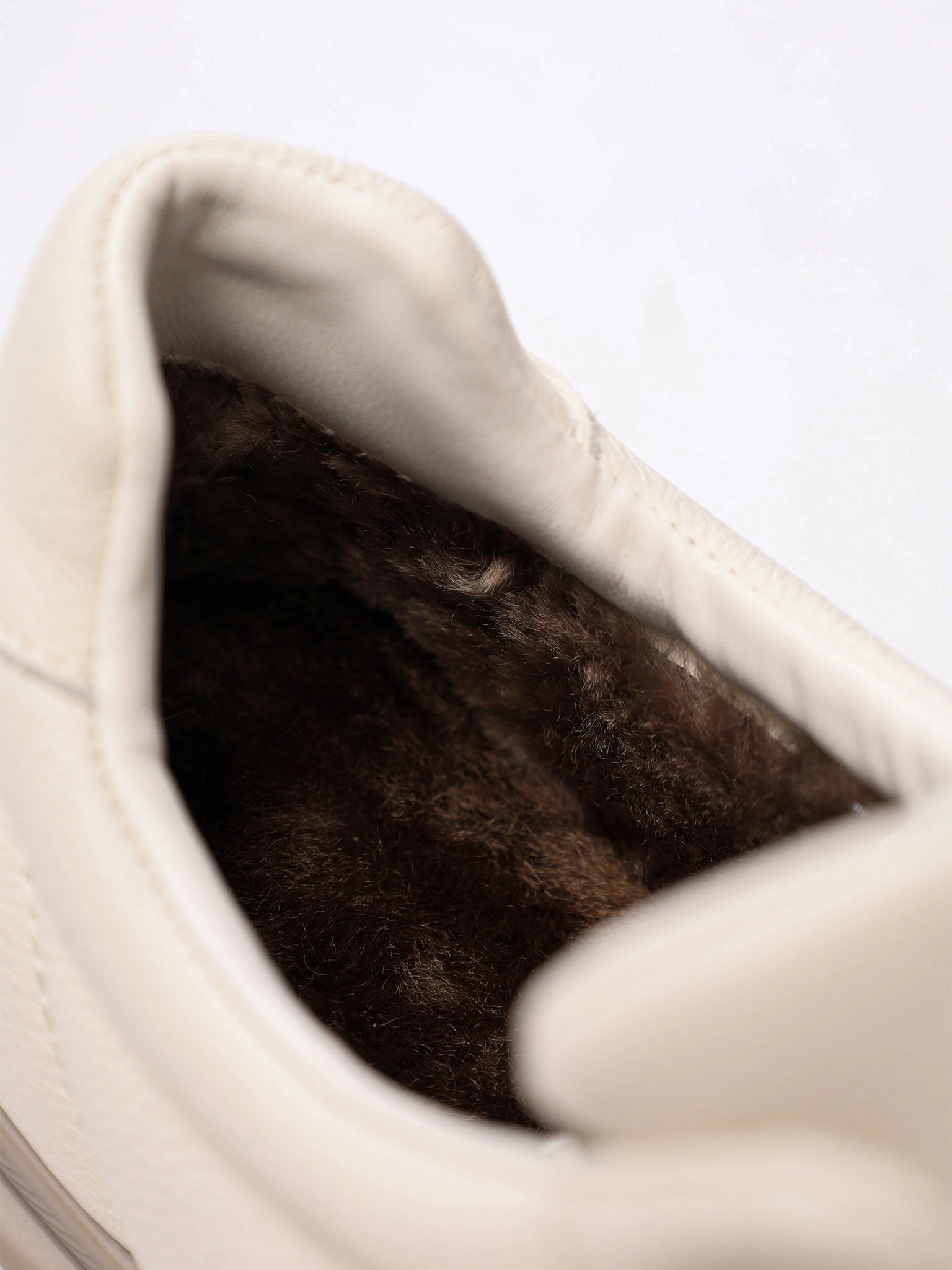 Кроссовки белого цвета на рельефной подошве